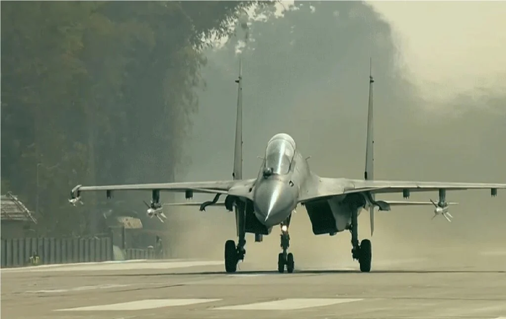 PM Modi Assam Visit: वायुसेना ने PM को दिखाए हैरत अंगेज करतब, मोरन हाईवे पर उतरा पीएम का प्लेन 2 PM Modi Assam Visit: वायुसेना ने PM को दिखाए हैरत अंगेज करतब, मोरन हाईवे पर उतरा पीएम का प्लेन 1