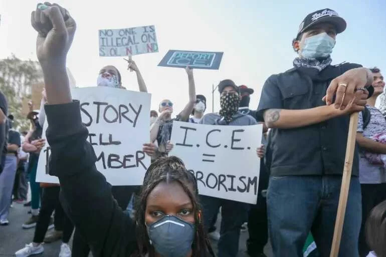 US Immigration Protests 2026: अमेरिका में इमीग्रेशन नीति को लेकर क्यों बढ़ रहा है असंतोष? 2 US Immigration Protests 2026: अमेरिका में इमीग्रेशन नीति को लेकर क्यों बढ़ रहा है असंतोष? 1