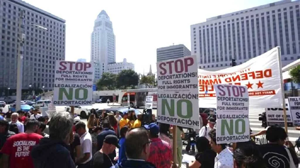 US Immigration Protests 2026: अमेरिका में इमीग्रेशन नीति को लेकर क्यों बढ़ रहा है असंतोष? 4 US Immigration Protests 2026: अमेरिका में इमीग्रेशन नीति को लेकर क्यों बढ़ रहा है असंतोष? 3