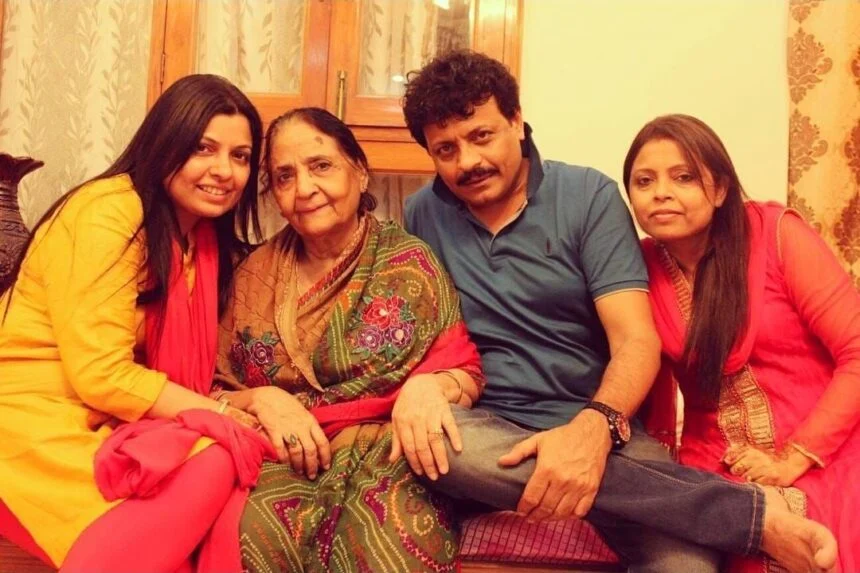 हैदर कज़मी अपनी मां नर्जिस कज़मी के साथ