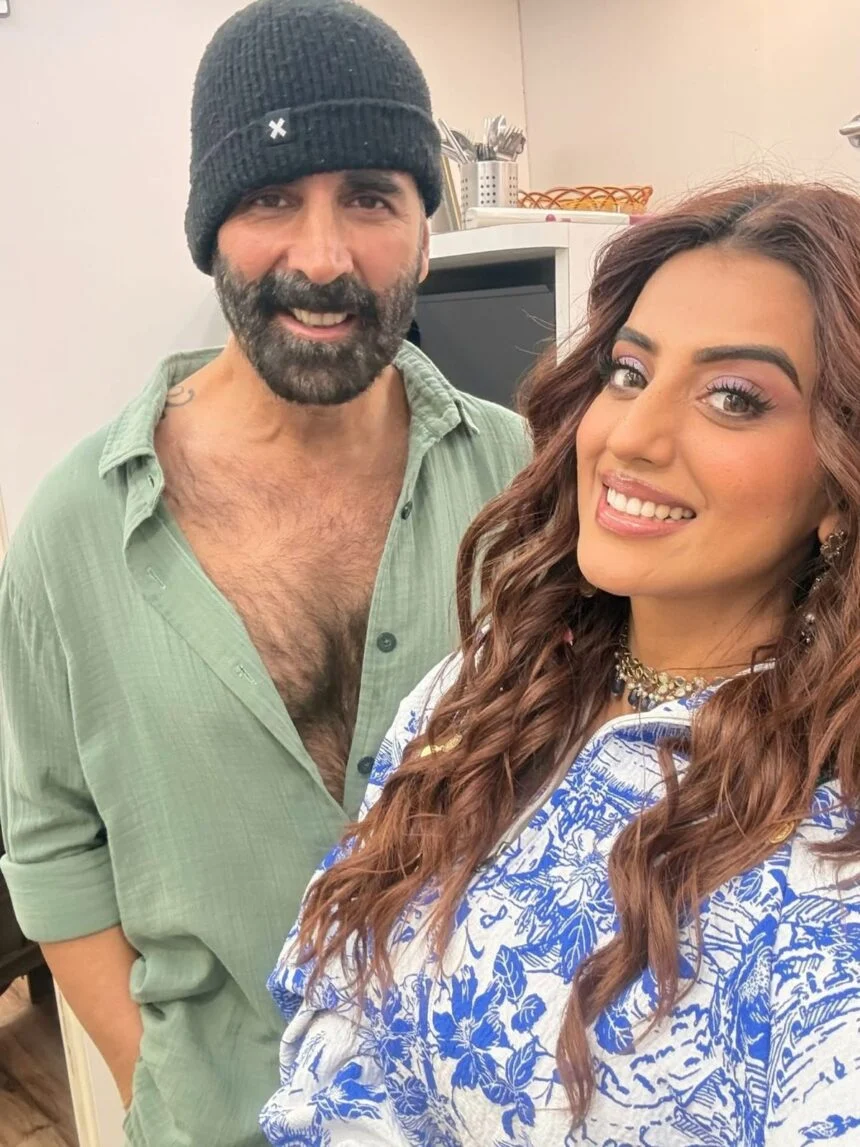 Akshara Singh with Akshay Kumar viral photo