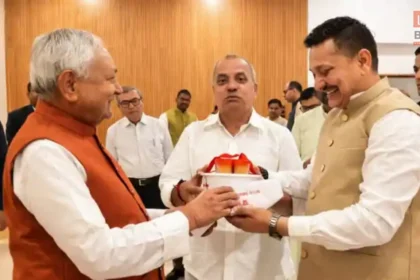 सोमनाथ मंदिर में पूजा करते छोटू सिंह