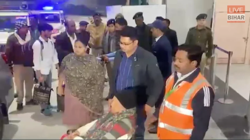 लालू यादव दिल्ली जाते हुए एयरपोर्ट पर