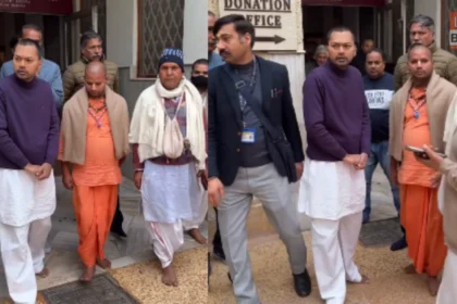 निशांत कुमार वृंदावन में ई-रिक्शा से भ्रमण करते हुए