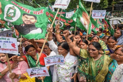 विधानसभा गेट पर प्रदर्शन करते राजद विधायक