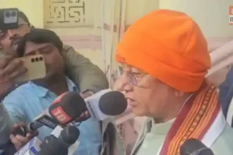 पटना में अवैध होर्डिंग हटाने की कार्रवाई करते नगर निगम अधिकारी