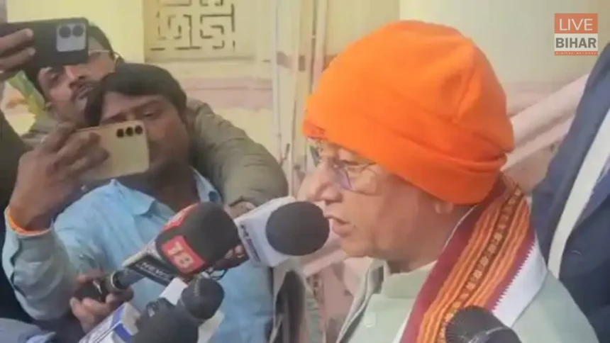 पटना में अवैध होर्डिंग हटाने की कार्रवाई करते नगर निगम अधिकारी