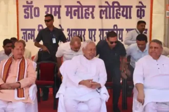 पटना में लोहिया जयंती पर प्रतिमा पर माल्यार्पण करते नीतीश कुमार