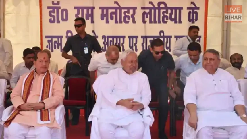 पटना में लोहिया जयंती पर प्रतिमा पर माल्यार्पण करते नीतीश कुमार