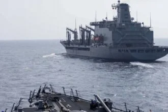 होर्मुज जलडमरूमध्य में बढ़ता सैन्य तनाव और जहाज