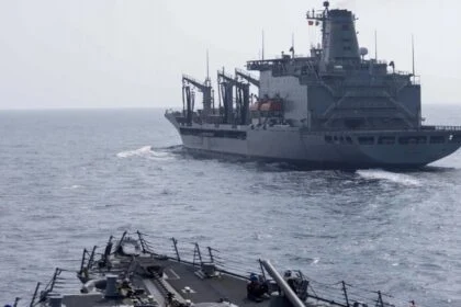 होर्मुज जलडमरूमध्य में बढ़ता सैन्य तनाव और जहाज