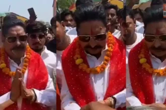 मोकामा में रोड शो के दौरान समर्थकों के बीच अनंत सिंह