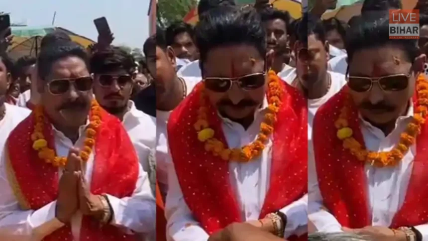 मोकामा में रोड शो के दौरान समर्थकों के बीच अनंत सिंह