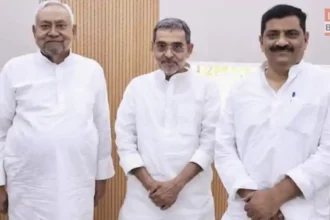 मुख्यमंत्री नीतीश कुमार से मुलाकात करते उपेंद्र कुशवाहा