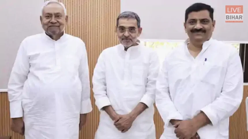मुख्यमंत्री नीतीश कुमार से मुलाकात करते उपेंद्र कुशवाहा
