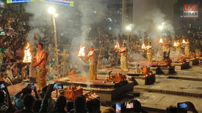 पटना के गंगा घाट पर महाआरती का दृश्य