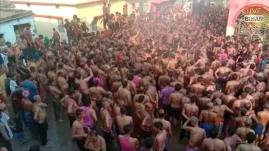 Bihar Holi Special: 200 साल पुरानी Banagaon Ghumaur Holi की अद्भुत परंपरा, कंधों पर चढ़कर खेली जाती है होली 1