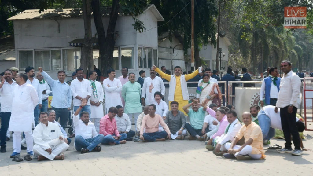 Bihar Politics: नीतीश कुमार के राज्यसभा जाने पर JDU कार्यकर्ताओं का विरोध, पटना ऑफिस के बाहर लगा नाराजगी भरा पोस्टर 1