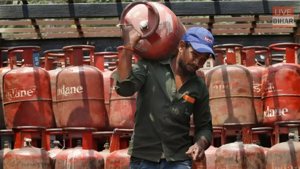LPG Cylinder Crisis: पटना में गैस सिलेंडर की किल्लत, शिकायत के लिए प्रशासन ने जारी किया हेल्पलाइन नंबर 1