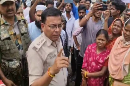 मुजफ्फरपुर में गैस सिलेंडर रखकर सड़क जाम करते लोग