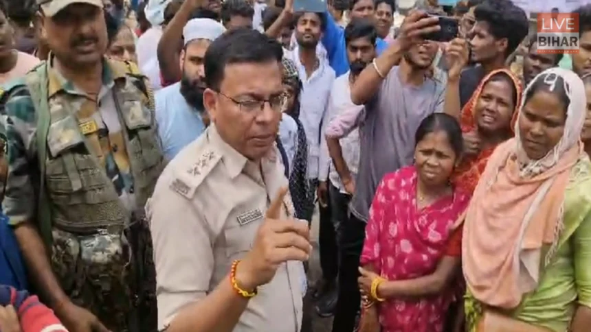 मुजफ्फरपुर में गैस सिलेंडर रखकर सड़क जाम करते लोग