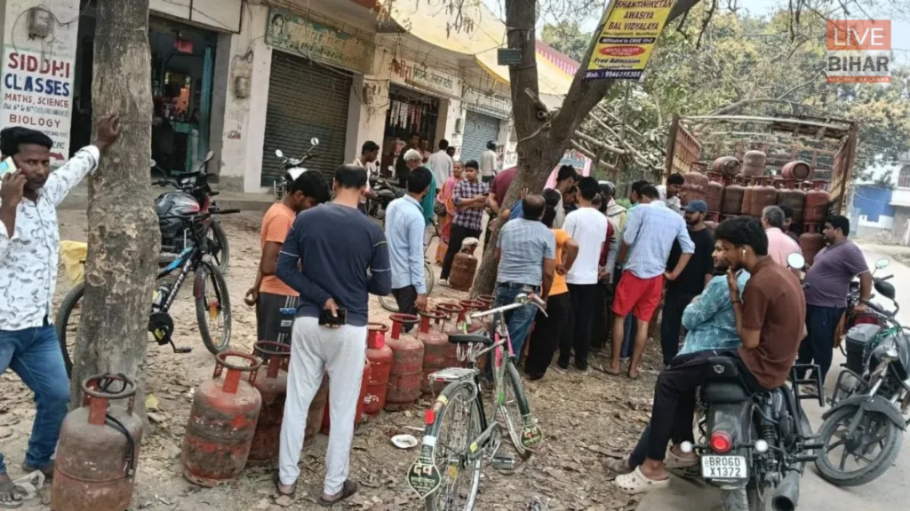 Muzaffarpur Gas Crisis: छठ के बाद गैस किल्लत पर फूटा गुस्सा, सड़क जाम कर लोगों का प्रदर्शन 1