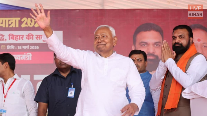 आरा में समृद्धि यात्रा के दौरान नीतीश कुमार